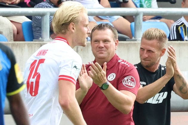 09.08.2026, xrekx, Fussball 3.Liga, 1.FC Saarbruecken - Rot-Weiss Essen v.l. Torjubel nach dem Tor zum celebrating the goal celebrate 0:1 durch Ben Huening (Rot-Weiss Essen) Uwe Koschinat (Trainer, Rot-Weiss Essen) (DFL DFB REGULATIONS PROHIBIT ANY USE OF PHOTOGRAPHS as IMAGE SEQUENCES and or QUASI-VIDEO) Saarbruecken *** August 9, 2026, xrekx, Soccer 3rd Division, 1. FC Saarbrücken vs. Rot-Weiss Essen – Goal celebration after Ben Huening’s goal (0–1) for Rot-Weiss Essen; Uwe Koschinat, coach, Rot-Weiss Essen DFL DFB regulations prohibit any use of photographs as image sequences and or quasi-video Saarbrücken