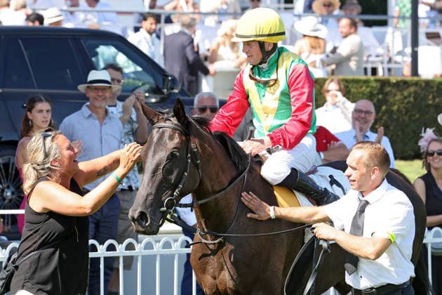 09.08.2026, Hoppegarten, Brandenburg, GER - Nastaria mit Jozef Bojko und Trainerin Anna Schleusner Fruhriep nach dem Sieg. Galopprennbahn Hoppegarten. () 260809D714HOPPEGARTEN.JPG *** August 9, 2026, Hoppegarten, Brandenburg, GER: Nastaria, ridden by Jozef Bojko and trained by Anna Schleusner Fruhriep, after her victory at the Hoppegarten Racetrack 260809D714HOPPEGARTEN JPG