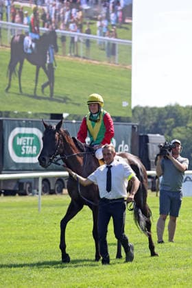 09.08.2026, Hoppegarten, Brandenburg, GER - Nastaria mit Jozef Bojko nach dem Sieg. Galopprennbahn Hoppegarten. () 260809D715HOPPEGARTEN.JPG *** August 9, 2026, Hoppegarten, Brandenburg, GER: Nastaria with Jozef Bojko after her victory at the Hoppegarten Racetrack 260809D715HOPPEGARTEN JPG