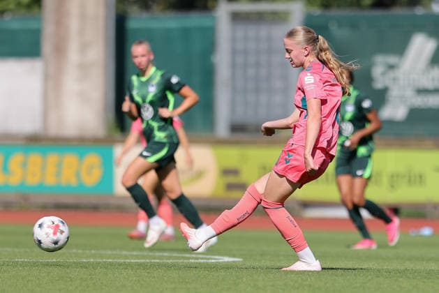 Marie Gmeineder (SV Werder Bremen, 6) am Ball, Einzelbild, Ganzkörper, Aktion, Action, Spielszene, 09.08.2026, Bremen (Deutschland), Fussball, Testspiel Frauen, SV Werder Bremen - VfL Wolfsburg *** Marie Gmeineder, SV Werder Bremen, No. 6 with the ball, single frame, full body, action, game scene, August 9, 2026, Bremen, Germany, soccer, women s friendly match, SV Werder Bremen vs. VfL Wolfsburg xobx