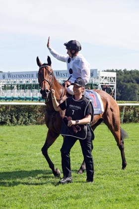 09.08.2026, Hoppegarten, Brandenburg, GER - Tiffany mit Luke Morris nach dem Sieg im 136. Grossen Preis von Berlin. Galopprennbahn Hoppegarten. () 260809D727HOPPEGARTEN.JPG *** August 9, 2026, Hoppegarten, Brandenburg, GER Tiffany with Luke Morris after winning the 136th Berlin Grand Prix at the Hoppegarten Racetrack 260809D727HOPPEGARTEN JPG