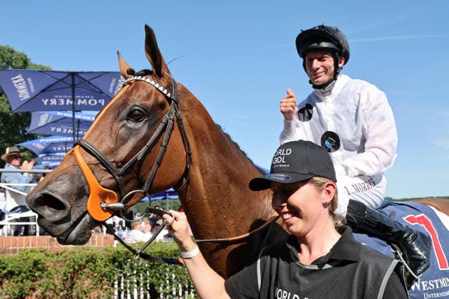 09.08.2026, Hoppegarten, Brandenburg, GER - Tiffany mit Luke Morris nach dem Sieg im 136. Grossen Preis von Berlin. Galopprennbahn Hoppegarten. () 260809D727HOPPEGARTEN.JPG *** August 9, 2026, Hoppegarten, Brandenburg, GER Tiffany with Luke Morris after winning the 136th Berlin Grand Prix at the Hoppegarten Racetrack 260809D727HOPPEGARTEN JPG