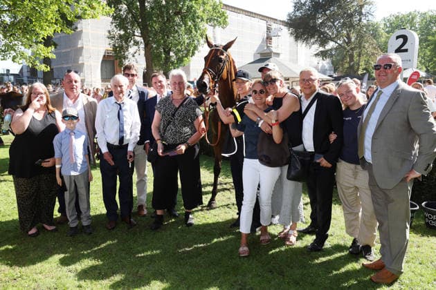09.08.2026, Hoppegarten, Brandenburg, GER - Tiffany mit Luke Morris nach dem Sieg im 136. Grossen Preis von Berlin. Galopprennbahn Hoppegarten. () 260809D727HOPPEGARTEN.JPG *** August 9, 2026, Hoppegarten, Brandenburg, GER Tiffany with Luke Morris after winning the 136th Berlin Grand Prix at the Hoppegarten Racetrack 260809D727HOPPEGARTEN JPG