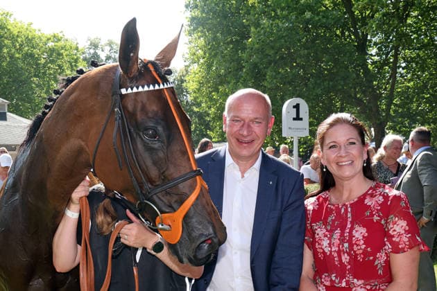 09.08.2026, Hoppegarten, Brandenburg, GER - Tiffany mit Kai Wegner, Regierender Buergermeister von Berlin, und Lebensgefaehrtin Simone Guenther-Wuensch nach dem Sieg im 136. Grossen Preis von Berlin. Galopprennbahn Hoppegarten. () 260809D741HOPPEGARTEN.JPG *** August 9, 2026, Hoppegarten, Brandenburg, GER Tiffany with Kai Wegner, Governing Mayor of Berlin, and his partner Simone Guenther Wuensch after winning the 136th Berlin Grand Prix at the Hoppegarten Racetrack 260809D741HOPPEGARTEN JPG