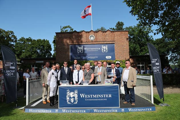 09.08.2026, Hoppegarten, Brandenburg, GER - Siegerehrung: Tiffany mit Luke Morris gewinnt den 136. Grossen Preis von Berlin. Galopprennbahn Hoppegarten. () 260809D742HOPPEGARTEN.JPG *** August 9, 2026, Hoppegarten, Brandenburg, GER Award Ceremony: Tiffany, ridden by Luke Morris, wins the 136th Berlin Grand Prix at the Hoppegarten Racetrack 260809D742HOPPEGARTEN JPG