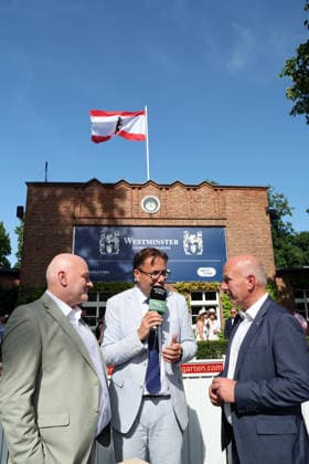 09.08.2026, Hoppegarten, Brandenburg, GER - Kai Wegner, Regierender Buergermeister von Berlin (rechts) im Gespraech mit Moderator Thorsten Castle. Galopprennbahn Hoppegarten. () 260809D744HOPPEGARTEN.JPG *** August 9, 2026, Hoppegarten, Brandenburg, GER Kai Wegner, Governing Mayor of Berlin (right), in conversation with host Thorsten Castle at the Hoppegarten Racetrack 260809D744HOPPEGARTEN JPG