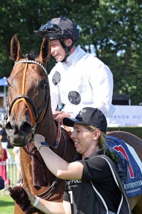 09.08.2026, Hoppegarten, Brandenburg, GER - Tiffany mit Luke Morris nach dem Sieg im 136. Grossen Preis von Berlin. Galopprennbahn Hoppegarten. () 260809D727HOPPEGARTEN.JPG *** August 9, 2026, Hoppegarten, Brandenburg, GER Tiffany with Luke Morris after winning the 136th Berlin Grand Prix at the Hoppegarten Racetrack 260809D727HOPPEGARTEN JPG