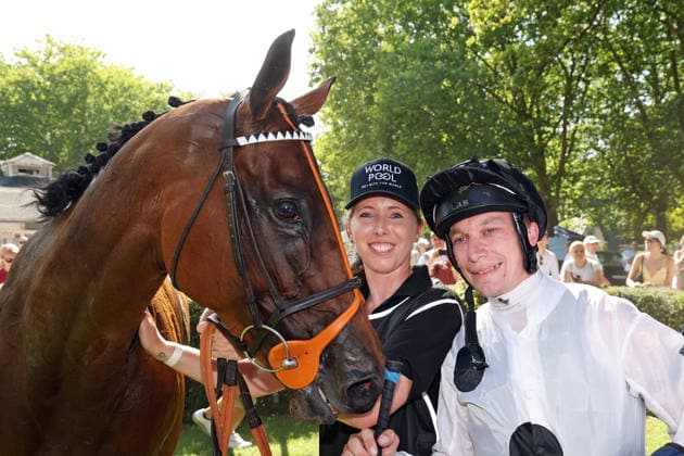 09.08.2026, Hoppegarten, Brandenburg, GER - Tiffany mit Luke Morris nach dem Sieg im 136. Grossen Preis von Berlin. Galopprennbahn Hoppegarten. () 260809D727HOPPEGARTEN.JPG *** August 9, 2026, Hoppegarten, Brandenburg, GER Tiffany with Luke Morris after winning the 136th Berlin Grand Prix at the Hoppegarten Racetrack 260809D727HOPPEGARTEN JPG
