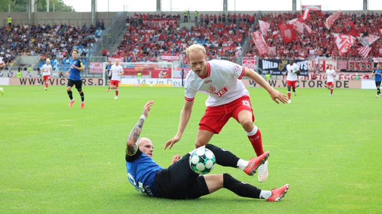 09.08.2026, xrekx, Fussball 3.Liga, 1.FC Saarbruecken - Rot-Weiss Essen v.l. Philip Noah Fahrner (1. FC Saarbruecken) Lucas Brumme (Rot-Weiss Essen) Zweikampf, Aktion, action, battle for the ball (DFL DFB REGULATIONS PROHIBIT ANY USE OF PHOTOGRAPHS as IMAGE SEQUENCES and or QUASI-VIDEO) Saarbruecken *** August 9, 2026, xrekx, Soccer 3rd Division, 1. FC Saarbrücken vs. Rot-Weiss Essen – Philip Noah Fahrner (1. FC Saarbrücken) vs. Lucas Brumme (Rot-Weiss Essen) – Tackle, Action, battle for the ball. DFL and DFB regulations prohibit any use of photographs as image sequences and or quasi-video. Saarbrücken
