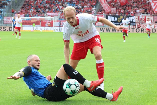 09.08.2026, xrekx, Fussball 3.Liga, 1.FC Saarbruecken - Rot-Weiss Essen v.l. Philip Noah Fahrner (1. FC Saarbruecken) Lucas Brumme (Rot-Weiss Essen) Zweikampf, Aktion, action, battle for the ball (DFL DFB REGULATIONS PROHIBIT ANY USE OF PHOTOGRAPHS as IMAGE SEQUENCES and or QUASI-VIDEO) Saarbruecken *** August 9, 2026, xrekx, Soccer 3rd Division, 1. FC Saarbrücken vs. Rot-Weiss Essen – Philip Noah Fahrner (1. FC Saarbrücken) vs. Lucas Brumme (Rot-Weiss Essen) – Tackle, Action, battle for the ball. DFL and DFB regulations prohibit any use of photographs as image sequences and or quasi-video. Saarbrücken