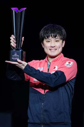 (260809) -- YOKOHAMA, Aug. 9, 2026 -- Harimoto Tomokazu of Japan poses during the awarding ceremony for the men s singles at the WTT Champions Yokohama 2026 in Yokohama, Japan, Aug. 9, 2026. ) (SP)JAPAN-YOKOHAMA Table tennis, Tischtennis WTT CHAMPIONS YOKOHAMA-MEN S SINGLES JiaxHaocheng 