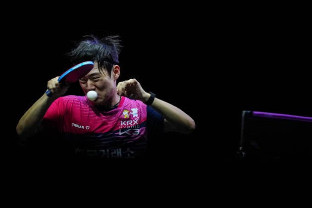 (260809) -- YOKOHAMA, Aug. 9, 2026 -- Oh Junsung of South Korea hits a return during the men s singles final match between Harimoto Tomokazu of Japan and Oh Junsung of South Korea at the WTT Champions Yokohama 2026 in Yokohama, Japan, Aug. 9, 2026. ) (SP)JAPAN-YOKOHAMA Table tennis, Tischtennis WTT CHAMPIONS YOKOHAMA-MEN S SINGLES JiaxHaocheng 