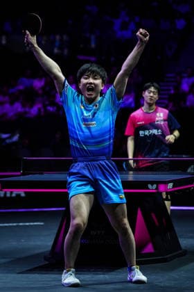 (260809) -- YOKOHAMA, Aug. 9, 2026 -- Harimoto Tomokazu (front) of Japan celebrates victory after the men s singles final match between Harimoto Tomokazu of Japan and Oh Junsung of South Korea at the WTT Champions Yokohama 2026 in Yokohama, Japan, Aug. 9, 2026. ) (SP)JAPAN-YOKOHAMA Table tennis, Tischtennis WTT CHAMPIONS YOKOHAMA-MEN S SINGLES JiaxHaocheng 