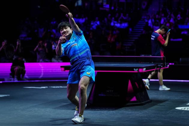 (260809) -- YOKOHAMA, Aug. 9, 2026 -- Harimoto Tomokazu (front) of Japan celebrates victory after the men s singles final match between Harimoto Tomokazu of Japan and Oh Junsung of South Korea at the WTT Champions Yokohama 2026 in Yokohama, Japan, Aug. 9, 2026. ) (SP)JAPAN-YOKOHAMA Table tennis, Tischtennis WTT CHAMPIONS YOKOHAMA-MEN S SINGLES JiaxHaocheng 