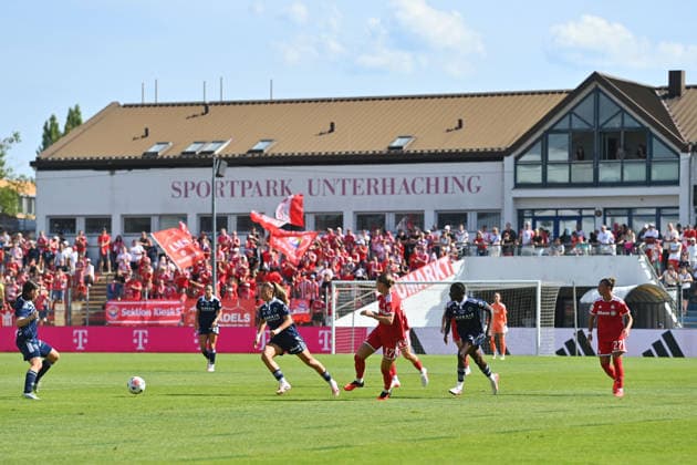 erster Auftritt der Bayern Frauen im Sportpark. Fussball Testspiel Bayern Muenchen Frauen - Paris FC am 09.08.2026 im Sportpark Unterhaching Saison 2026 2027, *** Bayern Women s first appearance at Sportpark: Friendly match between Bayern Munich Women and Paris FC on August 9, 2026, at Sportpark Unterhaching, 2026–2027 season,