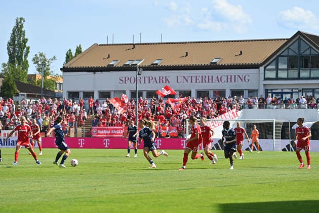 erster Auftritt der Bayern Frauen im Sportpark. Fussball Testspiel Bayern Muenchen Frauen - Paris FC am 09.08.2026 im Sportpark Unterhaching Saison 2026 2027, *** Bayern Women s first appearance at Sportpark: Friendly match between Bayern Munich Women and Paris FC on August 9, 2026, at Sportpark Unterhaching, 2026–2027 season,