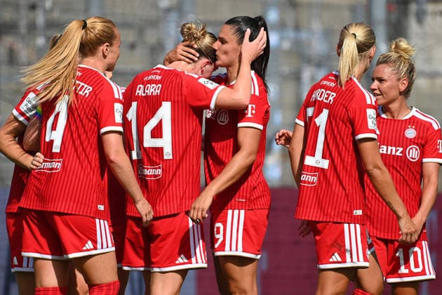 kollektiver Torjubel mit Glodis Perla VIGGOSDOTTIR (FCB), Alara SEHITLER (FCB),Jovana DAMNJANOVIC (FCB),Pernile HARDER (FCB), Linda DALLMANN (FCB). Jubel,Freude,Begeisterung, Fussball Testspiel Bayern Muenchen Frauen - Paris FC am 09.08.2026 im Sportpark Unterhaching Saison 2026 2027, *** Collective goal celebration with Glodis Perla VIGGOSDOTTIR (FCB), Alara SEHITLER (FCB), Jovana DAMNJANOVIC (FCB), Pernile HARDER (FCB), and Linda DALLMANN (FCB); celebration,joy, excitement, soccer friendly match between Bayern Munich Women and Paris FC on August 9, 2026, at Sportpark Unterhaching, 2026–2027 season,