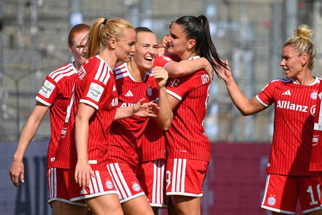kollektiver Torjubel mit Magdalena ERIKSSON (FCB), Glodis Perla VIGGOSDOTTIR (FCB),Alara SEHITLER (FCB),Jovana DAMNJANOVIC (FCB),Linda DALLMANN (FCB). Jubel,Freude,Begeisterung, Fussball Testspiel Bayern Muenchen Frauen - Paris FC am 09.08.2026 im Sportpark Unterhaching Saison 2026 2027, *** Collective goal celebration with Magdalena ERIKSSON (FCB), Glodis Perla VIGGOSDOTTIR (FCB), Alara SEHITLER (FCB), Jovana DAMNJANOVIC (FCB), and Linda DALLMANN (FCB); celebration,joy, excitement, soccer friendly match between Bayern Munich Women and Paris FC on August 9, 2026, at Sportpark Unterhaching, 2026–2027 season,