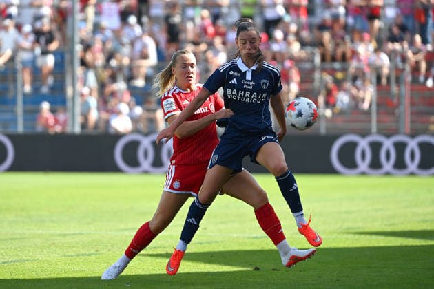 Katharina NASCHENWENG (FCB), Aktion,Zweikampf gegen Aurelie Regndees (Paris). Fussball Testspiel Bayern Muenchen Frauen - Paris FC am 09.08.2026 im Sportpark Unterhaching Saison 2026 2027, *** Katharina NASCHENWENG (FCB), in action, challenging Aurelie Regndees of Paris in a friendly match between Bayern Munich Women and Paris FC on August 9, 2026, at Sportpark Unterhaching, 2026–2027 season,