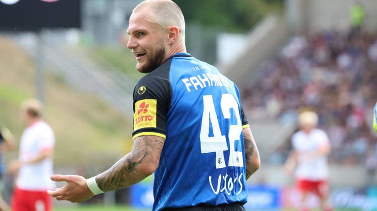 09.08.2026, xrekx, Fussball 3.Liga, 1.FC Saarbruecken - Rot-Weiss Essen v.l. Philip Noah Fahrner (1. FC Saarbruecken) gibt Anweisungen, gestikuliert, mit den Armen gestikulieren gives instructions, gesticulate enttaeuscht, enttäuscht, schaut enttaeuscht, niedergeschlagen, disappointed (DFL DFB REGULATIONS PROHIBIT ANY USE OF PHOTOGRAPHS as IMAGE SEQUENCES and or QUASI-VIDEO) Saarbruecken *** August 9, 2026, xrekx, Soccer 3rd Division, 1 FC Saarbrücken vs. Rot-Weiss Essen: Philip Noah Fahrner, 1 FC Saarbrücken gives instructions, gesticulates with his arms, looks disappointed, looks disappointed, dejected, disappointed DFL DFB REGULATIONS PROHIBIT ANY USE OF PHOTOGRAPHS as IMAGE SEQUENCES and or QUASI-VIDEO Saarbruecken