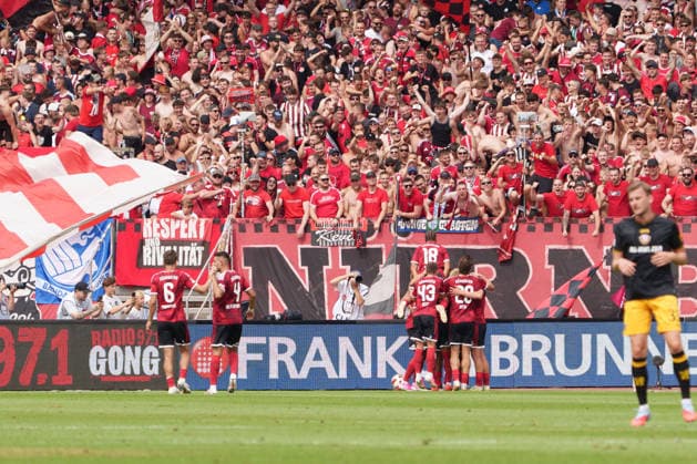 Der 1. FC Nuernberg jubelt vor den Heimfans nach dem, 3:0 Siegtreffer durch Mohamed Ali Zoma (1. FC Nuernberg, 23), GER, 1. FC Nuernberg vs. Dynamo Dresden, Fussball, 2. Bundesliga, 1. Spieltag, Saison 2026 2027, 09.08.2026, DFL REGULATIONS PROHIBIT ANY USE OF PHOTOGRAPHS AS IMAGE SEQUENCES AND OR QUASI-VIDEO, GER, 1. FC Nuernberg vs. Dynamo Dresden, Fussball, 2. Bundesliga, 1. Spieltag, Saison 2026 2027, 09.08.2026, Nuernberg *** 1. FC Nuremberg celebrates in front of their home fans after Mohamed Ali Zoma scores the winning goal, 3–0. 1. FC Nuremberg, 23, GER, 1. FC Nuremberg vs. Dynamo Dresden, Soccer, 2. Bundesliga, Matchday 1, 2026–2027 season, August 9, 2026, DFL regulations prohibit any use of photographs as image sequences and or quasi-video, GER, 1 FC Nuremberg vs. Dynamo Dresden, Soccer, 2. Bundesliga, Matchday 1, 2026–2027 Season, August 9, 2026, Nuremberg Copyright: xEibner-Pressefoto MaxxVogelx EP_MVL