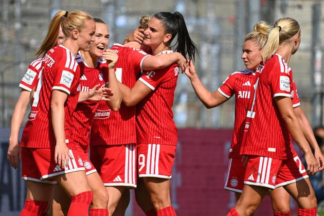 kollektiver Torjubel mit Glodis Perla VIGGOSDOTTIR (FCB), Magdalena ERIKSSON (FCB), Alara SEHITLER (FCB),Jovana DAMNJANOVIC (FCB),Linda DALLMANN (FCB), Pernile HARDER (FCB), Jubel,Freude,Begeisterung, Fussball Testspiel Bayern Muenchen Frauen - Paris FC am 09.08.2026 im Sportpark Unterhaching Saison 2026 2027, *** Collective goal celebration with Glodis Perla VIGGOSDOTTIR (FCB), Magdalena ERIKSSON (FCB), Alara SEHITLER (FCB), Jovana DAMNJANOVIC (FCB), Linda DALLMANN (FCB), Pernile HARDER (FCB), Cheers, joy, excitement, soccer friendly match between Bayern Munich Women and Paris FC on August 9, 2026, at Sportpark Unterhaching, 2026–2027 season,