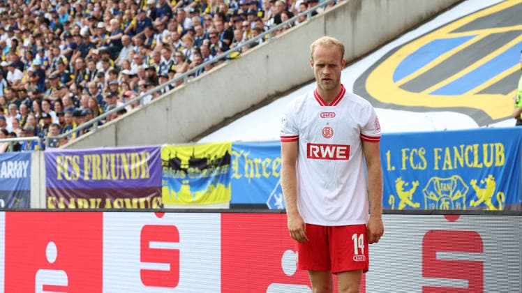 09.08.2026, xrekx, Fussball 3.Liga, 1.FC Saarbruecken - Rot-Weiss Essen v.l. Lucas Brumme (Rot-Weiss Essen) Eckball (DFL DFB REGULATIONS PROHIBIT ANY USE OF PHOTOGRAPHS as IMAGE SEQUENCES and or QUASI-VIDEO) Saarbruecken *** August 9, 2026, xrekx, Soccer 3rd Division, 1 FC Saarbrücken vs. Rot-Weiß Essen, l Lucas Brumme, Rot-Weiß Essen, corner kick. DFL and DFB regulations prohibit any use of photographs as image sequences and or quasi-video. Saarbrücken