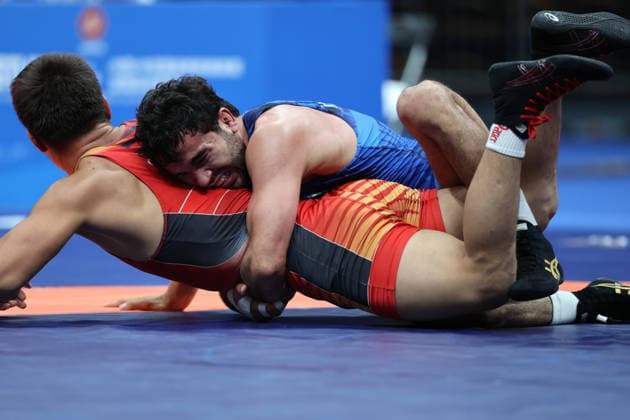 (260809) -- XI AN, Aug. 9, 2026 -- Begijon Kuldashev (top) of Uzbekistan and Ariunbold Ganbat of Mongolia compete during the men s freestyle 74kg final at 2026 China-Central Asia Elite Wrestling Tournament in Xi an, northwest China s Shaanxi Province, Aug. 9, 2026. ) (SP)CHINA-XI AN-WRESTLING-2026 CHINA-CENTRAL ASIA ELITE WRESTLING TOURNAMENT (CN) LixYibo 