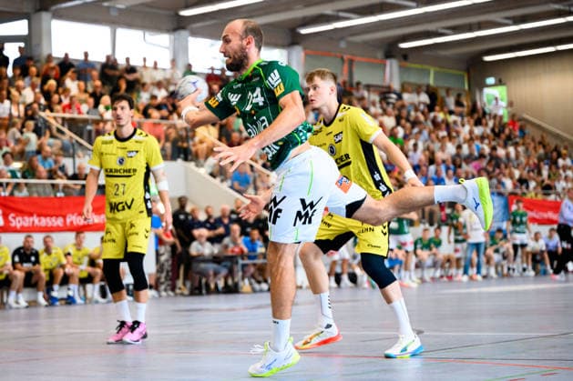 Altensteig: SCup - Finale - 26 27 - Frisch Auf Goeppingen - TVB Stuttgart Marcel Schiller (Goeppingen) Altensteig Eichwaldhalle Baden-Württemberg Deutschland *** Altensteig SCup Final 26 27 Frisch Auf Göppingen TVB Stuttgart Marcel Schiller Göppingen Altensteig Eichwaldhalle Baden-Württemberg Germany