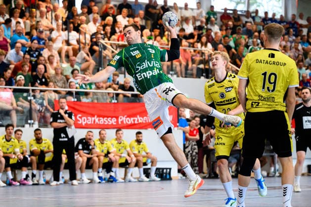 Altensteig: SCup - Finale - 26 27 - Frisch Auf Goeppingen - TVB Stuttgart Max Beneke (Goeppingen), Torben Matzken (Stuttgart), Linus Schmid (Stuttgart) Altensteig Eichwaldhalle Baden-Württemberg Deutschland *** Altensteig SCup Final 26–27 Frisch Auf Göppingen TVB Stuttgart Max Beneke (Göppingen), Torben Matzken (Stuttgart), Linus Schmid (Stuttgart) Altensteig Eichwaldhalle Baden-Württemberg, Germany