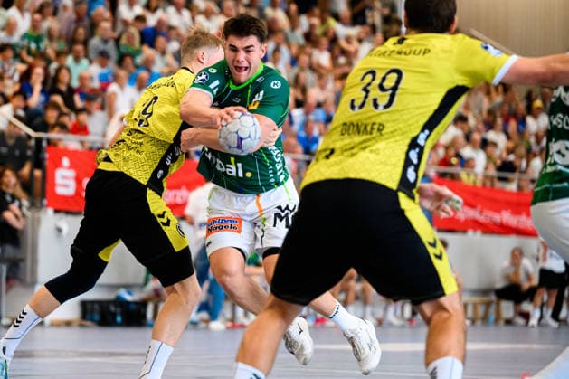 Altensteig: SCup - Finale - 26 27 - Frisch Auf Goeppingen - TVB Stuttgart v. li. im Zweikampf Linus Schmid (Stuttgart) und Elias Newel (Goeppingen) Altensteig Eichwaldhalle Baden-Württemberg Deutschland *** Altensteig SCup Final, 26–27: Frisch Auf Göppingen vs. TVB Stuttgart (from left): Linus Schmid (Stuttgart) and Elias Newel (Göppingen) in a one-on-one match; Eichwaldhalle, Altensteig, Baden-Württemberg, Germany