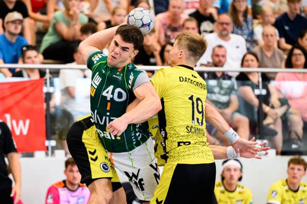 Altensteig: SCup - Finale - 26 27 - Frisch Auf Goeppingen - TVB Stuttgart v.li. Elias Newel (Goeppingen), Linus Schmid (Stuttgart) Altensteig Eichwaldhalle Baden-Württemberg Deutschland *** Altensteig SCup Final 26–27 Frisch Auf Göppingen vs. TVB Stuttgart; from left: Elias Newel (Göppingen), Linus Schmid (Stuttgart); Altensteig, Eichwaldhalle, Baden-Württemberg, Germany
