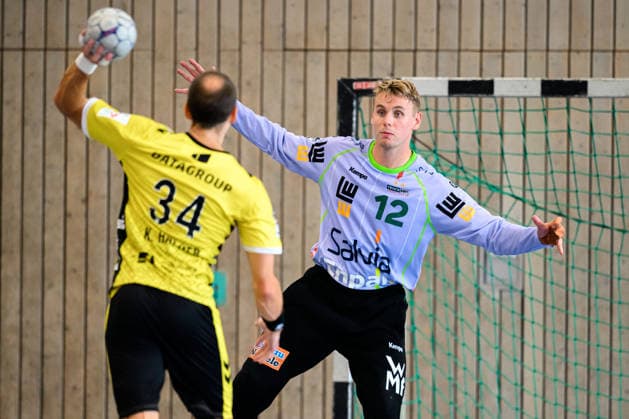 Altensteig: SCup - Finale - 26 27 - Frisch Auf Goeppingen - TVB Stuttgart v.li. Kai Häfner Haefner (Stuttgart), Torhueter Kristian Saeveras (Goeppingen) Altensteig Eichwaldhalle Baden-Württemberg Deutschland *** Altensteig SCup Final, 26–27: Frisch Auf Göppingen vs. TVB Stuttgart; from left: Kai Häfner (Häfner, Stuttgart), goalkeeper Kristian Saeveras (Göppingen); Altensteig, Eichwaldhalle, Baden-Württemberg, Germany