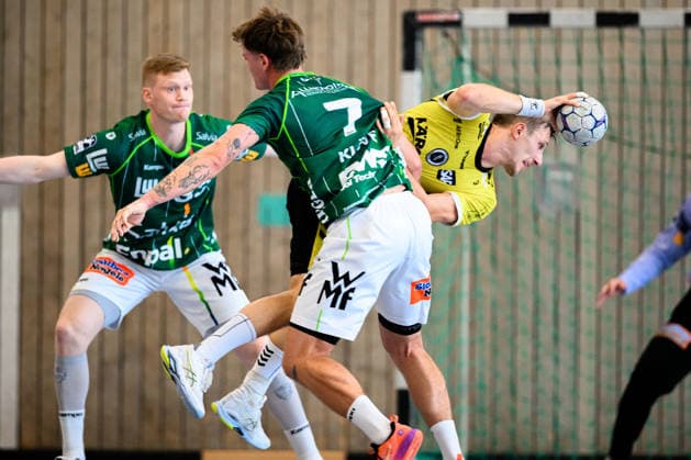 Altensteig: SCup - Finale - 26 27 - Frisch Auf Goeppingen - TVB Stuttgart v. li. im Zweikampf Victor Klöve Kloeve (Goeppingen) und Simone Mengon (Stuttgart) Altensteig Eichwaldhalle Baden-Württemberg Deutschland *** Altensteig SCup Final, 26–27: Frisch Auf Göppingen vs. TVB Stuttgart; from left, Victor Klöve (Göppingen) and Simone Mengon (Stuttgart) in a one-on-one battle; Eichwaldhalle, Altensteig, Baden-Württemberg, Germany
