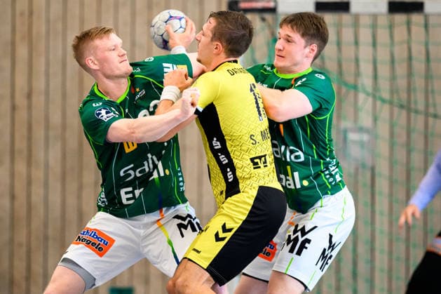 Altensteig: SCup - Finale - 26 27 - Frisch Auf Goeppingen - TVB Stuttgart v. li. im Zweikampf Ymir Gislason (Goeppingen), Simone Mengon (Stuttgart), Oskar Neudeck (Goeppingen) Altensteig Eichwaldhalle Baden-Württemberg Deutschland *** Altensteig SCup Final, 26–27: Frisch Auf Göppingen vs. TVB Stuttgart (from left in a one-on-one matchup): Ymir Gislason (Göppingen), Simone Mengon (Stuttgart), Oskar Neudeck (Göppingen); Altensteig, Eichwaldhalle, Baden-Württemberg, Germany