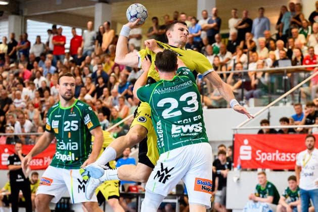 Altensteig: SCup - Finale - 26 27 - Frisch Auf Goeppingen - TVB Stuttgart v. li. im Zweikampf Simone Mengon (Stuttgart) und Ole Pregler (Goeppingen) Altensteig Eichwaldhalle Baden-Württemberg Deutschland *** Altensteig SCup Final, 26–27: Frisch Auf Göppingen vs. TVB Stuttgart; from left, Simone Mengon (Stuttgart) and Ole Pregler (Göppingen) in a duel; Eichwaldhalle, Altensteig, Baden-Württemberg, Germany