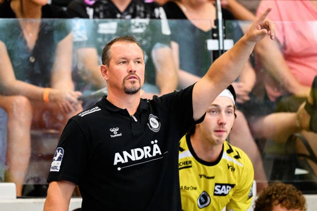 Altensteig: SCup - Finale - 26 27 - Frisch Auf Goeppingen - TVB Stuttgart Trainer Misha Kaufmann (Stuttgart) Gestik Geste gestikuliert Altensteig Eichwaldhalle Baden-Württemberg Deutschland *** Altensteig SCup Final 26 27 Frisch Auf Göppingen TVB Stuttgart Coach Misha Kaufmann Stuttgart Gesture Gesturing Altensteig Eichwaldhalle Baden-Württemberg Germany