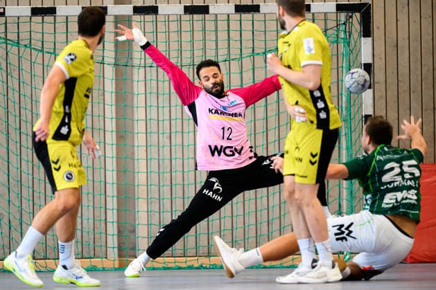 Altensteig: SCup - Finale - 26 27 - Frisch Auf Goeppingen - TVB Stuttgart Torhueter Mohamed El-Tayar (Stuttgart), Ludvig Jurmala (Goeppingen) Altensteig Eichwaldhalle Baden-Württemberg Deutschland *** Altensteig SCup Final, 26–27: Frisch Auf Göppingen vs. TVB Stuttgart; Goalkeeper: Mohamed El Tayar (Stuttgart); Ludvig Jurmala (Göppingen); Altensteig; Eichwaldhalle; Baden-Württemberg, Germany