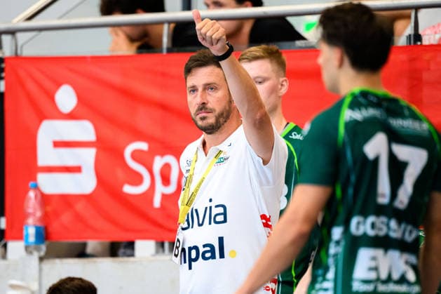 Altensteig: SCup - Finale - 26 27 - Frisch Auf Goeppingen - TVB Stuttgart Trainer Ben Matschke (Goeppingen) Altensteig Eichwaldhalle Baden-Württemberg Deutschland *** Altensteig SCup Final 26–27 Frisch Auf Göppingen TVB Stuttgart Coach Ben Matschke Göppingen Altensteig Eichwaldhalle Baden-Württemberg Germany