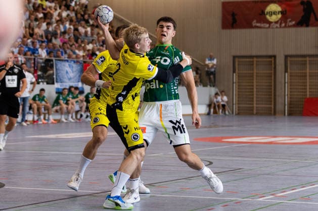 Elias NEWEL (FRISCH AUF! Goeppingen, 40) im Zweikampf gegen Torben MATZKEN (TVB Stuttgart, 22) GER, FRISCH AUF! Goeppingen vs. TVB Stuttgart, Handball, Vorbereitung, Turnier, S-Cup Altensteig, Finale, Spielzeit 2026 2027, 09.08.2026, GER, FRISCH AUF! Goeppingen vs. TVB Stuttgart, Handball, Vorbereitung, Turnier, S-Cup Altensteig, Finale, Spielzeit 2026 2027, 09.08.2026, Altensteig *** Elias NEWEL FRISCH AUF Goeppingen, 40, in a one-on-one battle against Torben MATZKEN TVB Stuttgart, 22, GER, FRISCH AUF Goeppingen vs. TVB Stuttgart, Handball, Preseason, Tournament, S Cup Altensteig, Final, 2026–2027 Season, August 9, 2026, GER, FRISCH AUF Goeppingen vs. TVB Stuttgart, Handball, Preseason, Tournament, S Cup Altensteig, Final, 2026–2027 Season, August 9, 2026, Altensteig Copyright: xEibnerxPressefoto OliverxSchmidtx EP_OST