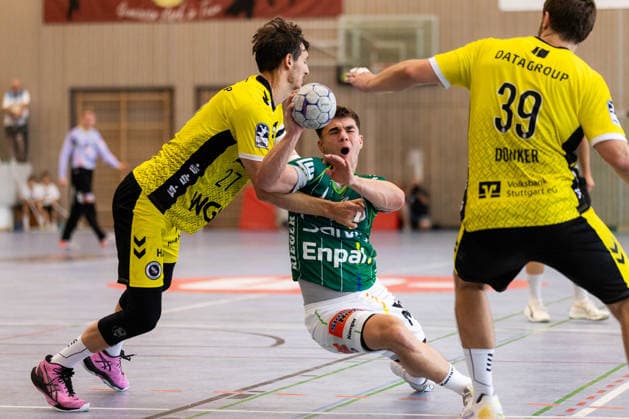 Elias NEWEL (FRISCH AUF! Goeppingen, 40) im Zweikampf gegen Philipp MEYER (TVB Stuttgart, 27) GER, FRISCH AUF! Goeppingen vs. TVB Stuttgart, Handball, Vorbereitung, Turnier, S-Cup Altensteig, Finale, Spielzeit 2026 2027, 09.08.2026, GER, FRISCH AUF! Goeppingen vs. TVB Stuttgart, Handball, Vorbereitung, Turnier, S-Cup Altensteig, Finale, Spielzeit 2026 2027, 09.08.2026, Altensteig *** Elias NEWEL FRISCH AUF Goeppingen, 40, in a one-on-one battle against Philipp MEYER TVB Stuttgart, 27, GER, FRISCH AUF Goeppingen vs. TVB Stuttgart, Handball, Preseason, Tournament, S Cup Altensteig, Final, 2026–2027 Season, August 9, 2026, GER, FRISCH AUF Goeppingen vs. TVB Stuttgart, Handball, Preseason, Tournament, S Cup Altensteig, Final, 2026–2027 Season, August 9, 2026, Altensteig Copyright: xEibnerxPressefoto OliverxSchmidtx EP_OST