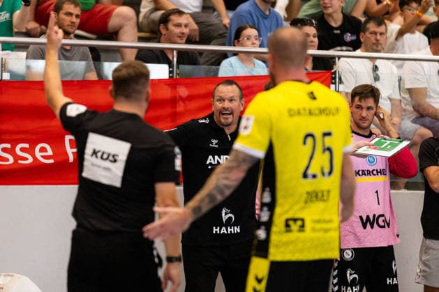 Misha KAUFMANN (TVB Stuttgart, Trainer) erhält eine Hinausstellung Zeitstrafe GER, FRISCH AUF! Goeppingen vs. TVB Stuttgart, Handball, Vorbereitung, Turnier, S-Cup Altensteig, Finale, Spielzeit 2026 2027, 09.08.2026, GER, FRISCH AUF! Goeppingen vs. TVB Stuttgart, Handball, Vorbereitung, Turnier, S-Cup Altensteig, Finale, Spielzeit 2026 2027, 09.08.2026, Altensteig *** Misha KAUFMANN, TVB Stuttgart coach, receives a time penalty GER, FRISCH AUF Goeppingen vs. TVB Stuttgart, Handball, Preseason, Tournament, S Cup Altensteig, Final, 2026–2027 Season, August 9, 2026, GER, FRISCH AUF Goeppingen vs. TVB Stuttgart, Handball, Preseason, Tournament, S Cup Altensteig, Final, 2026–2027 Season, August 9, 2026, Altensteig Copyright: xEibnerxPressefoto OliverxSchmidtx EP_OST