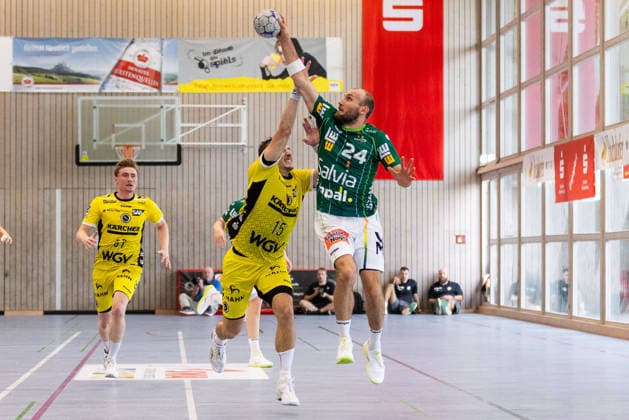 Marcel SCHILLER (FRISCH AUF! Goeppingen, 24) im Zweikampf gegen Simone MENGON (TVB Stuttgart, 08) GER, FRISCH AUF! Goeppingen vs. TVB Stuttgart, Handball, Vorbereitung, Turnier, S-Cup Altensteig, Finale, Spielzeit 2026 2027, 09.08.2026, GER, FRISCH AUF! Goeppingen vs. TVB Stuttgart, Handball, Vorbereitung, Turnier, S-Cup Altensteig, Finale, Spielzeit 2026 2027, 09.08.2026, Altensteig *** Marcel SCHILLER FRISCH AUF Goeppingen, No. 24, in a one-on-one battle against Simone MENGON of TVB Stuttgart, No. 08 GER, FRISCH AUF Goeppingen vs. TVB Stuttgart, Handball, Preseason, Tournament, S Cup Altensteig, Final, 2026–2027 Season, August 9, 2026, GER, FRISCH AUF Goeppingen vs. TVB Stuttgart, Handball, Preseason, Tournament, S Cup Altensteig, Final, 2026–2027 Season, August 9, 2026, Altensteig Copyright: xEibnerxPressefoto OliverxSchmidtx EP_OST