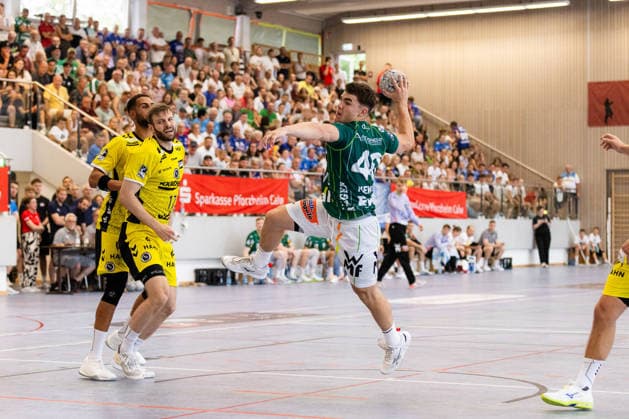 Elias NEWEL (FRISCH AUF! Goeppingen, 40) erzielt ein Tor, Aktion, Torwurf GER, FRISCH AUF! Goeppingen vs. TVB Stuttgart, Handball, Vorbereitung, Turnier, S-Cup Altensteig, Finale, Spielzeit 2026 2027, 09.08.2026, GER, FRISCH AUF! Goeppingen vs. TVB Stuttgart, Handball, Vorbereitung, Turnier, S-Cup Altensteig, Finale, Spielzeit 2026 2027, 09.08.2026, Altensteig *** Elias NEWEL FRISCH AUF Goeppingen, 40, scores a goal, play, shot on goal GER, FRISCH AUF Goeppingen vs. TVB Stuttgart, handball, preseason, tournament, S Cup Altensteig, final, 2026–2027 season, August 9, 2026, GER, FRISCH AUF Goeppingen vs. TVB Stuttgart, handball, preseason, tournament, S Cup Altensteig, final, 2026–2027 season, August 9, 2026, Altensteig Copyright: xEibnerxPressefoto OliverxSchmidtx EP_OST