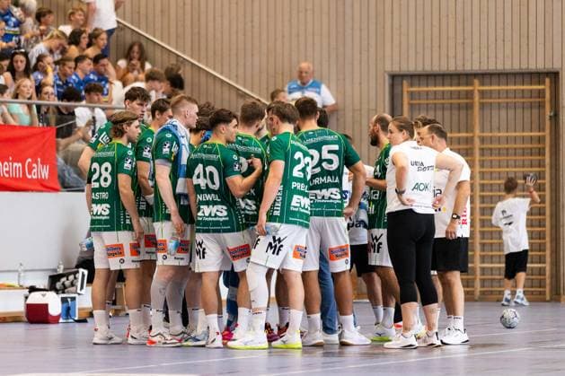 Die FRISCH AUF! Spieler bei einer Auszeit GER, FRISCH AUF! Goeppingen vs. TVB Stuttgart, Handball, Vorbereitung, Turnier, S-Cup Altensteig, Finale, Spielzeit 2026 2027, 09.08.2026, GER, FRISCH AUF! Goeppingen vs. TVB Stuttgart, Handball, Vorbereitung, Turnier, S-Cup Altensteig, Finale, Spielzeit 2026 2027, 09.08.2026, Altensteig *** The FRISCH AUF players during a timeout GER, FRISCH AUF Goeppingen vs. TVB Stuttgart, handball, preseason, tournament, S Cup Altensteig, final, 2026–2027 season, August 9, 2026, GER, FRISCH AUF Goeppingen vs. TVB Stuttgart, handball, preseason, tournament, S Cup Altensteig, final, 2026–2027 season, August 9, 2026, Altensteig Copyright: xEibnerxPressefoto OliverxSchmidtx EP_OST