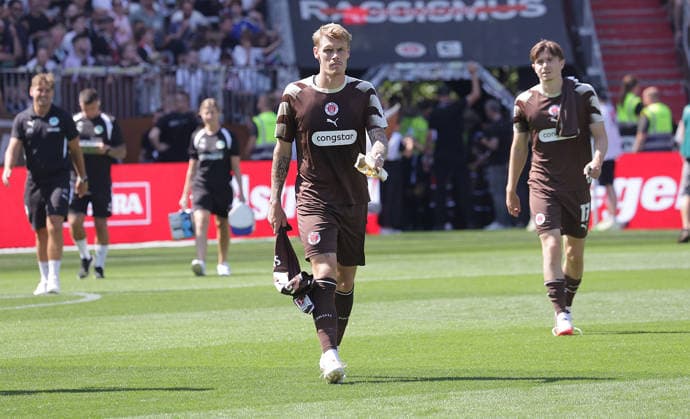 Eric Smith (St Pauli) Fussball, 2.Liga, Saison 2026-2027 Herren, FC St.Pauli gegen Greuther Fuerth, 1-1 DFL REGULATIONS PROHIBIT ANY USE OF PHOTOGRAPHS AS IMAGE SEQUENCES AND OR QUASI-VIDEO. *** Eric Smith, St. Pauli Soccer, 2nd Division, 2026–2027 Men s Season, FC St. Pauli vs. Greuther Fürth, 1–1. DFL regulations prohibit any use of photographs as image sequences and or quasi-video.