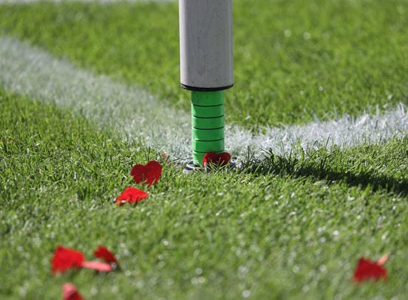 Papierherzen auf dem Rasen des Millerntor Stadions Fussball, 2.Liga, Saison 2026-2027 Herren, FC St.Pauli gegen Greuther Fuerth, 1-1 DFL REGULATIONS PROHIBIT ANY USE OF PHOTOGRAPHS AS IMAGE SEQUENCES AND OR QUASI-VIDEO. *** Paper hearts on the field at Millerntor Stadium; soccer, 2nd Division, 2026–2027 men’s season, FC St. Pauli vs. Greuther Fürth, 1–1. DFL regulations prohibit any use of photographs as image sequences and or quasi-video.