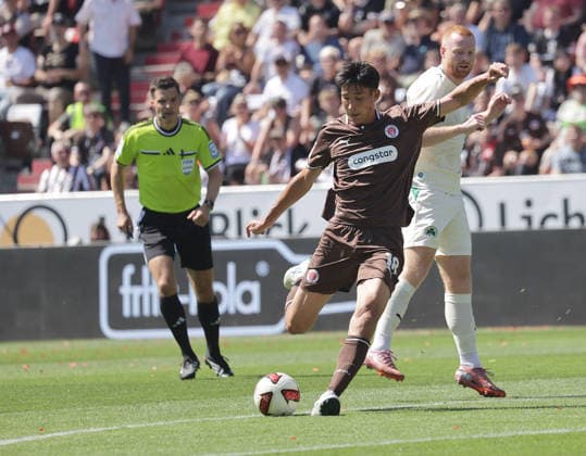 Taichi Hara (St. Pauli) Torschussversuch Fussball, 2.Liga, Saison 2026-2027 Herren, FC St.Pauli gegen Greuther Fuerth, 1-1 DFL REGULATIONS PROHIBIT ANY USE OF PHOTOGRAPHS AS IMAGE SEQUENCES AND OR QUASI-VIDEO. *** Taichi Hara St. Pauli Shot on Goal Soccer, 2nd Division, 2026–2027 Men s Season, FC St. Pauli vs. Greuther Fürth, 1–1. DFL regulations prohibit any use of photographs as image sequences and or quasi-video.