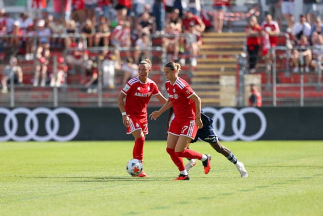 Klara Buehl (FC Bayern Muenchen, 17) mit Ball mit Arianna Caruso (FC Bayern Muenchen, 27), GER, FC Bayern Muenchen vs. Paris FC, Fussball, Testspiel, Saison 2026 2027, 09.08.2026, GER, FC Bayern Muenchen vs. Paris FC, Fussball, Testspiel, Saison 2026 2027, 09.08.2026 Unterhaching *** Klara Buehl, FC Bayern Munich, 17, with the ball, with Arianna Caruso, FC Bayern Munich, 27, GER, FC Bayern Munich vs. Paris FC, soccer, friendly match, 2026–2027 season, August 9, 2026, GER, FC Bayern Munich vs. Paris FC, soccer, friendly match, 2026–2027 season, August 9, 2026, Unterhaching Copyright: xEibner-Pressefoto JennixMaulx EP_JML
