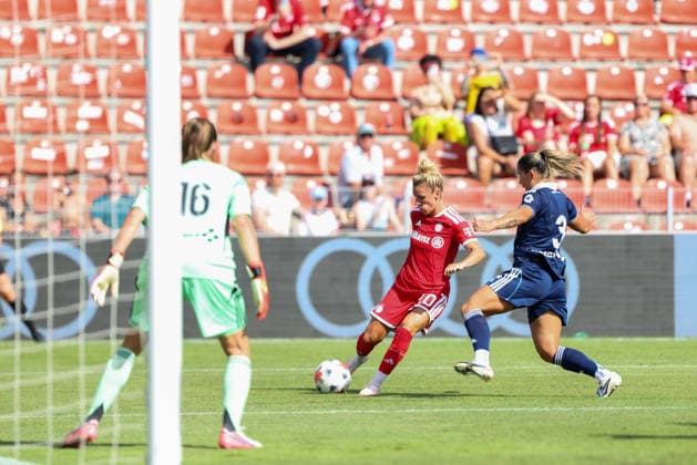 Linda Dallmann (FC Bayern Muenchen, 10) mit Ball mit Manoly Baquerzio (Paris FC, 03) und Melween NDongala (Paris FC, 16), GER, FC Bayern Muenchen vs. Paris FC, Fussball, Testspiel, Saison 2026 2027, 09.08.2026, GER, FC Bayern Muenchen vs. Paris FC, Fussball, Testspiel, Saison 2026 2027, 09.08.2026 Unterhaching *** Linda Dallmann, FC Bayern Munich, 10, with the ball alongside Manoly Baquerzio, Paris FC, 03, and Melween NDongala, Paris FC, 16, GER, FC Bayern Munich vs. Paris FC, soccer, friendly match, 2026–2027 season, August 9, 2026, GER, FC Bayern Munich vs. Paris FC, soccer, friendly match, 2026–2027 season, August 9, 2026, Unterhaching Copyright: xEibner-Pressefoto JennixMaulx EP_JML